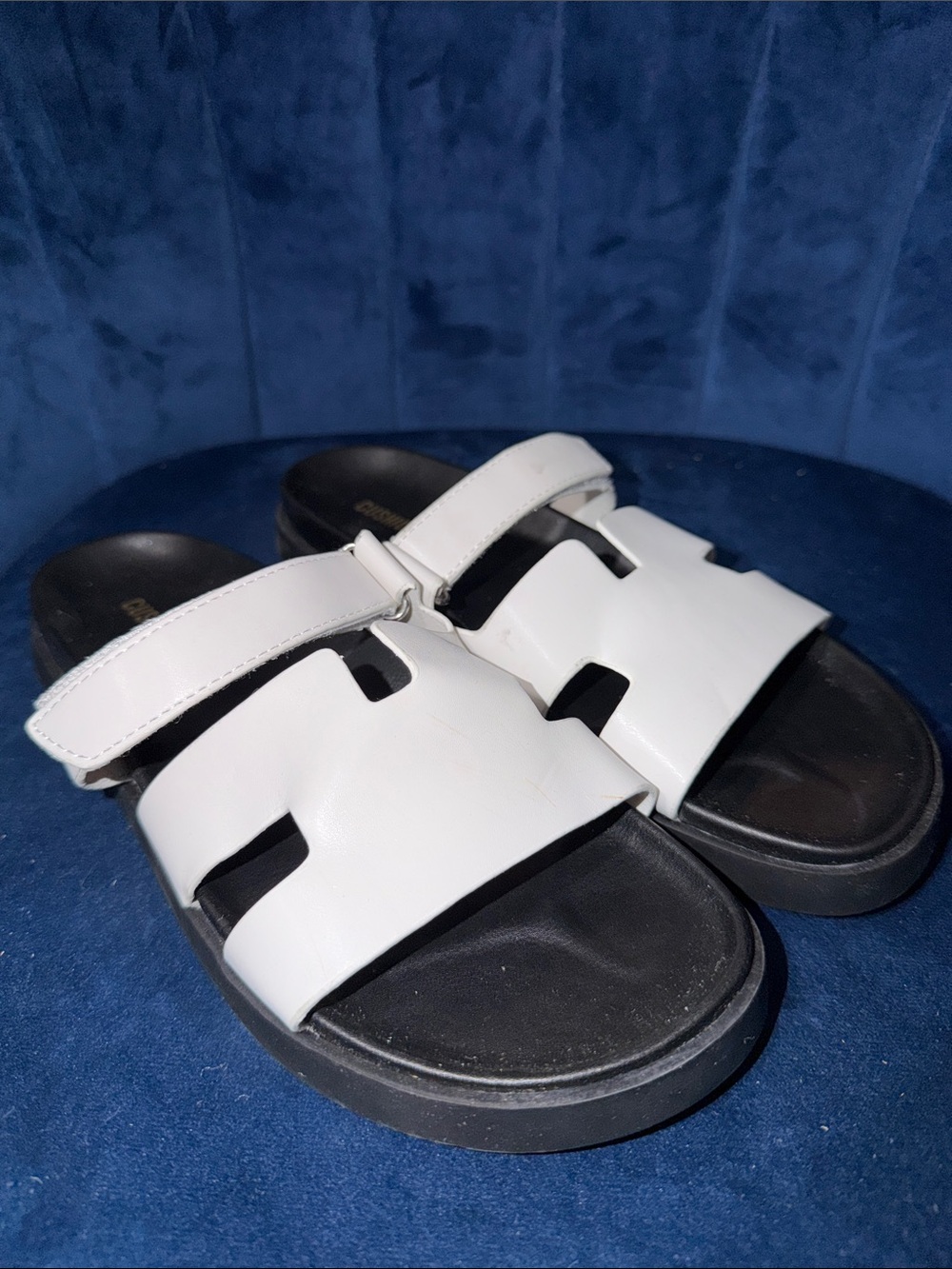 Cushionaire Womens White Slide Sandals w/ Cutout Strap w/ Adjustable Strap Size9